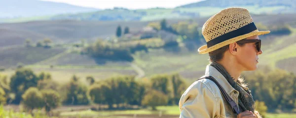 Descobrindo Vistas Mágicas Toscana Aventura Mulher Caminhante Com Saco Caminhadas — Fotografia de Stock