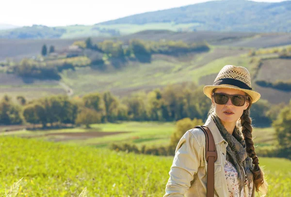Betoverend Uitzicht Van Toscane Ontdekken Actieve Vrouw Wandelaar Hoed Met — Stockfoto