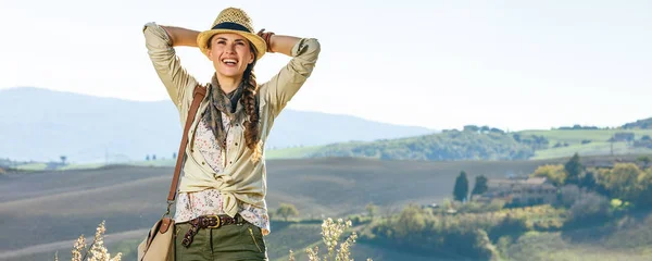 Descobrindo Vistas Mágicas Toscana Mulher Relaxada Caminhante Chapéu Com Saco — Fotografia de Stock