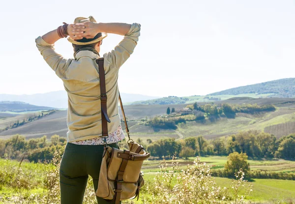 Descobrindo Vistas Mágicas Toscana Relaxado Aventura Mulher Caminhante Chapéu Com — Fotografia de Stock