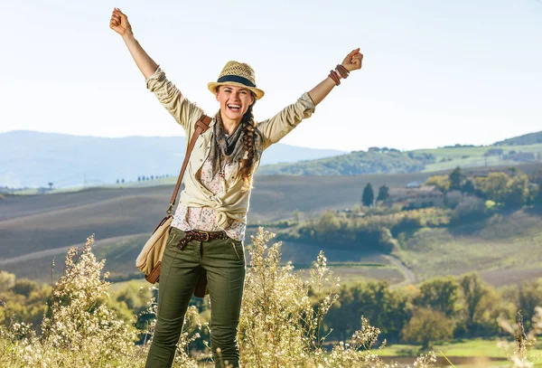 Descobrindo Vistas Mágicas Toscana Sorridente Mulher Ativa Caminhante Chapéu Com — Fotografia de Stock