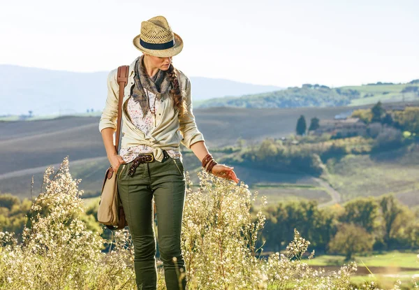 Descubriendo Mágicas Vistas Toscana Mujer Activa Excursionista Con Bolsa Senderismo — Foto de Stock