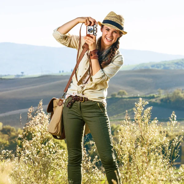 Descubriendo Mágicas Vistas Toscana Sonriente Mujer Sana Excursionista Sombrero Senderismo — Foto de Stock