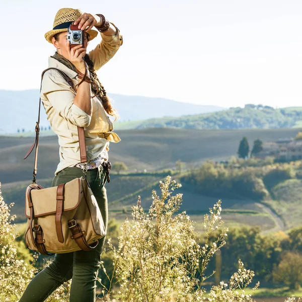 Descobrindo Vistas Mágicas Toscana Caminhante Mulher Ativa Com Saco Caminhada — Fotografia de Stock