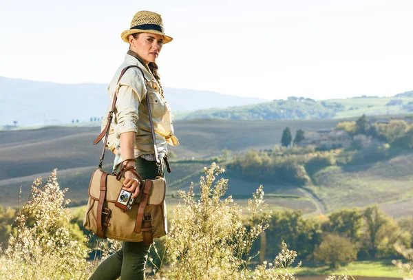 Upptäck Magiska Vyer Toscana Porträtt Kvinna Aktiv Vandrare Med Väska — Stockfoto