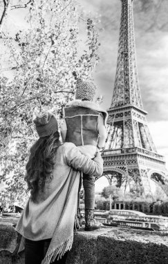 Anne ve çocuk gezginler Eyfel Kulesi isteyen Paris, Fransa'da dolgu üzerinde arkasından gördüm