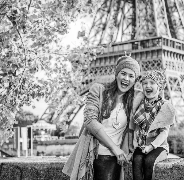 Portrait Mère Heureuse Enfants Voyageurs Sur Remblai Paris France Amuser — Photo