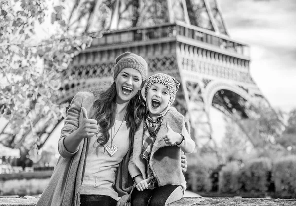 Ritratto Una Madre Felice Bambino Terrapieno Vicino Alla Torre Eiffel — Foto Stock