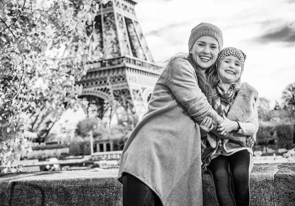 法国巴黎埃菲尔铁塔附近路堤上快乐的母亲和儿童游客的肖像和拥抱 — 图库照片