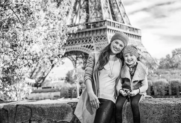 Portret Van Gelukkige Moeder Kind Toeristen Aan Kade Parijs Frankrijk — Stockfoto