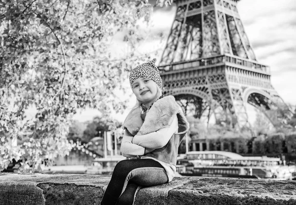 Ritratto Bambino Elegante Sorridente Sul Terrapieno Vicino Alla Torre Eiffel — Foto Stock