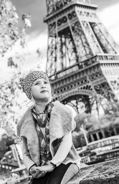 Menina Elegante Aterro Perto Torre Eiffel Paris França Olhando Para — Fotografia de Stock