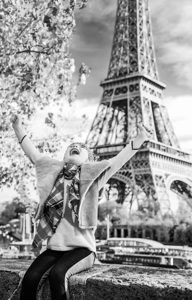 sevindirici gülümseyen zarif çocuk üzerinde dolgu Paris, Fransa