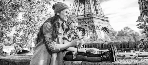 Portret Uśmiechający Się Matka Dziecko Podróżujący Nasyp Pobliżu Wieży Eiffla — Zdjęcie stockowe