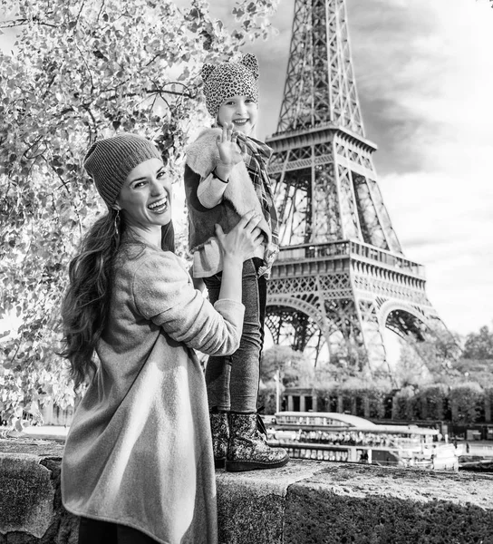 法国巴黎埃菲尔铁塔附近路堤上微笑的母亲和儿童旅行者肖像 Handwaving — 图库照片