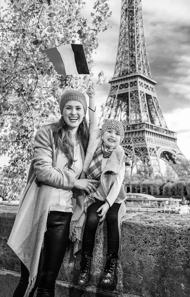 Retrato Turistas Sorridentes Mãe Filha Aterro Perto Torre Eiffel Paris — Fotografia de Stock