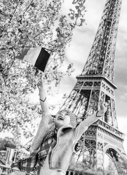 巴黎埃菲尔铁塔附近路堤上欢快优雅的孩子 法国的欢呼和上升的旗帜 而坐在栏杆上 — 图库照片