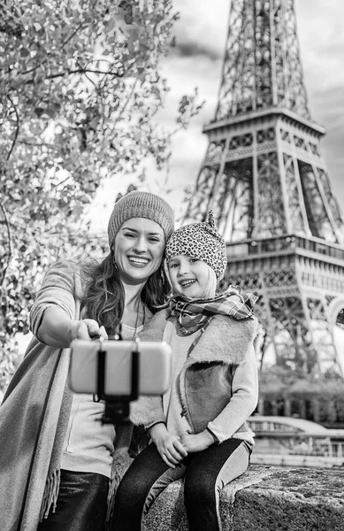 Sorridente Mãe Filha Viajantes Aterro Paris França Tomando Selfie Usando — Fotografia de Stock