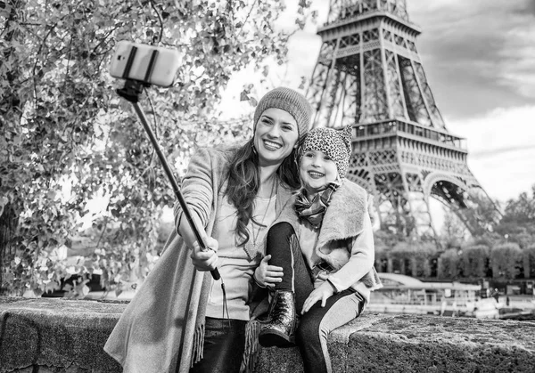 Feliz Mãe Criança Turistas Aterro Perto Torre Eiffel Paris França — Fotografia de Stock