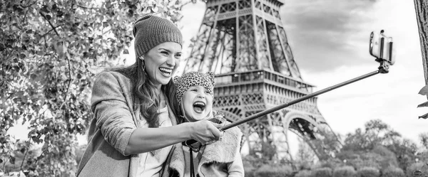 Щасливі Мати Дочка Туристів Набережній Поблизу Ейфелевої Башти Парижі Беручи — стокове фото