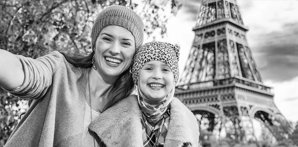 Sonriente Madre Hija Turistas Terraplén Cerca Torre Eiffel París Francia —  Fotos de Stock