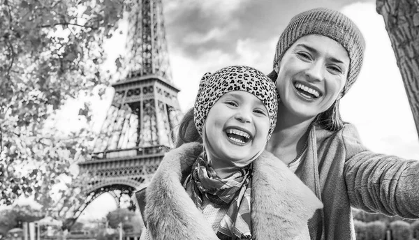 Gelukkig Moeder Kind Reizigers Aan Kade Buurt Van Eiffel Toren — Stockfoto