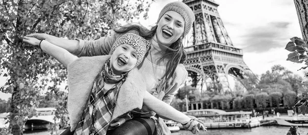 Retrato Sorrir Mãe Filha Viajantes Aterro Paris França Divertindo — Fotografia de Stock