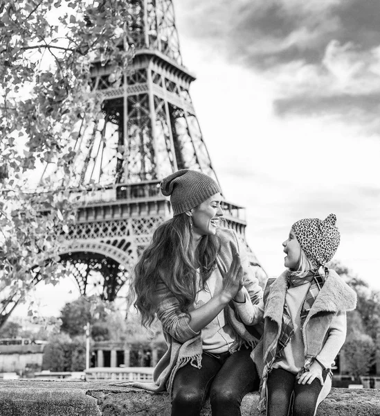 setin yakınındaki Eyfel Kulesi Paris, Fransa'da oynamaya gülümseyen anne ve çocuk yolcular