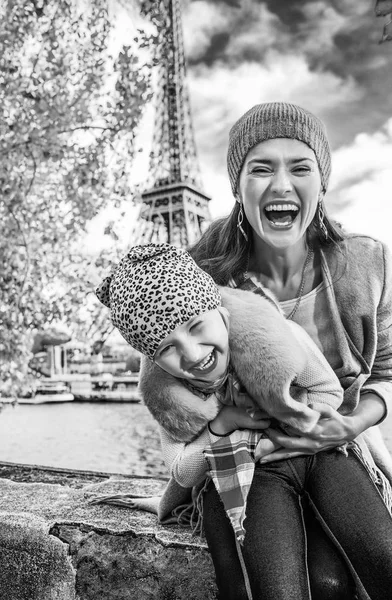 Szczęśliwa Matka Dziecko Turystów Nasyp Paryż Francja Zabawy Czas — Zdjęcie stockowe