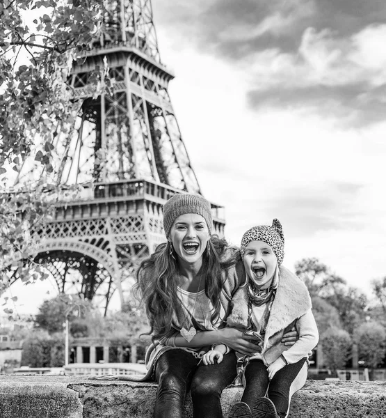 Portrait Mère Enfant Souriants Touristes Sur Remblai Paris France Avoir — Photo