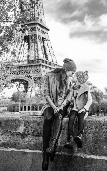 Celé Délce Portrét Usmívající Matka Dcera Cestující Nábřeží Paříži Sedět — Stock fotografie