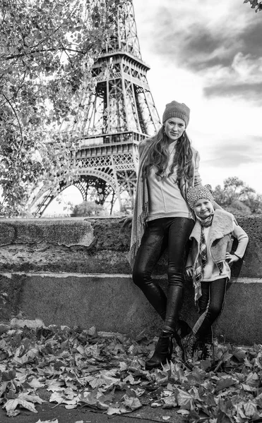 프랑스 파리에서에서 제방에 어머니와 여행자의 초상화 — 스톡 사진