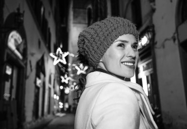 Gezi Floransa'da Noel anda ilham dolu. Gizemli Noel Floransa, İtalya sokaklarında etrafında gülümseyen modern kadın yürüyüş