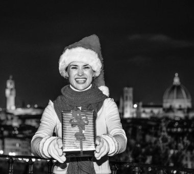 Gezi Floransa'da Noel anda ilham dolu. Noel hediyesi vermek Noel şapka Floransa, İtalya gülümseyen genç kadın portresi