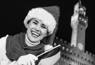 Gezi Floransa'da Noel anda ilham dolu. İtalyan bayrağı ile Floransa, İtalya Noel şapkalı gülümseyen genç kadın portresi
