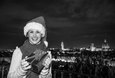 Gezi Floransa'da Noel anda ilham dolu. Floransa, İtalya Noel şapka Noel hediye kutusu ile mutlu genç kadın portresi
