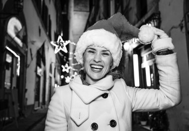 Gezi Floransa'da Noel anda ilham dolu. Floransa, İtalya ile Noel şapka oynarken Noel'de Noel şapka neşeli genç kadın portresi