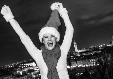 Gezi Floransa'da Noel anda ilham dolu. Floransa sevinçli panoramik ön tarafında Noel şapka neşeli genç kadın