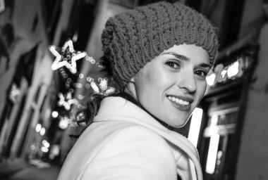 Gezi Floransa'da Noel anda ilham dolu. Floransa, İtalya'nın gizemli sokaklarda Noel'de mutlu genç kadın portresi