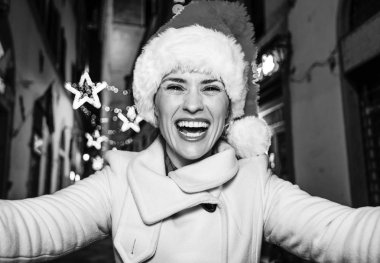 Gezi Floransa'da Noel anda ilham dolu. Floransa, İtalya alarak selfie Noel'de mutlu modern kadın