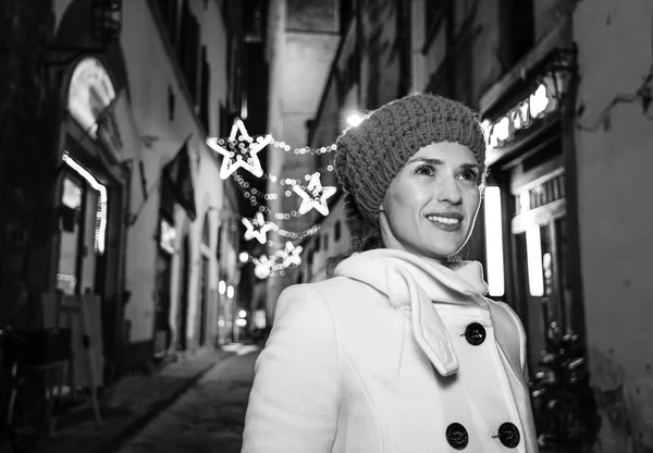 旅行充满灵感在圣诞节的时候在佛罗伦萨 在意大利的佛罗伦萨 望著远方的现代女人微笑着圣诞 — 图库照片