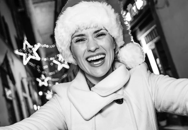 Gezi Floransa'da Noel anda ilham dolu. Genç kadında mutlu: Floransa, İtalya alarak selfie Noel şapka