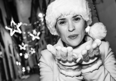 Gezi Floransa'da Noel anda ilham dolu. gülümseyen hava öpücük üfleme modern kadın Noel şapkalı Floransa, İtalya