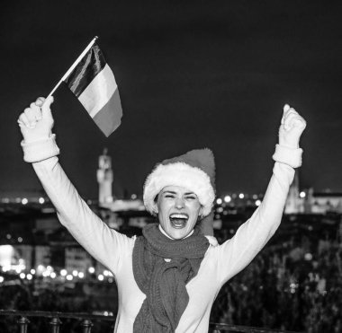 Gezi Floransa'da Noel anda ilham dolu. bayrak yükselen mutlu genç kadında Noel şapka Floransa, İtalya