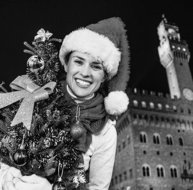 Gezi Floransa'da Noel anda ilham dolu. Palazzo Vecchio Floransa, İtalya karşı Noel şapka Noel ağacı ile mutlu genç turist kadın portresi
