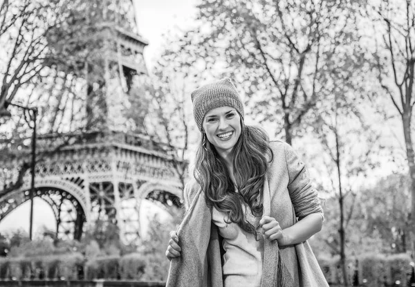 Retrato Una Joven Elegante Mujer Sonriente Cerca Torre Eiffel París — Foto de Stock