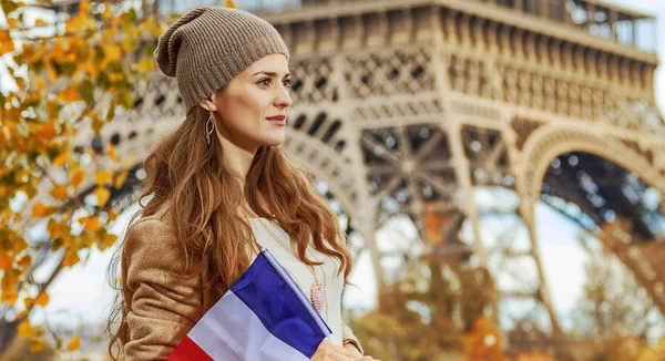 Gelukkig Elegante Jongedame Aan Kade Buurt Van Eiffeltoren Parijs Frankrijk — Stockfoto