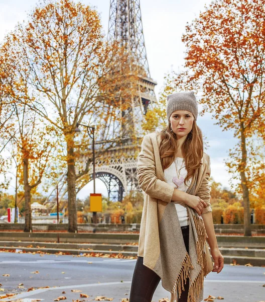 Paris, Fransa'da genç zarif kadın portresi tam uzunlukta Eyfel Kulesi önünde duran