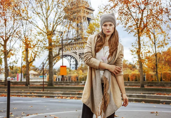 Portret Van Een Jonge Vrouw Parijs Frankrijk Voor Eiffeltoren Staan — Stockfoto