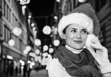 Gezi Floransa'da Noel anda ilham dolu. Bir yana arıyorsunuz Noel Noel şapka Floransa, İtalya mutlu modern kadın portresi